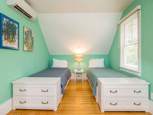 Cape Cod Home 994563