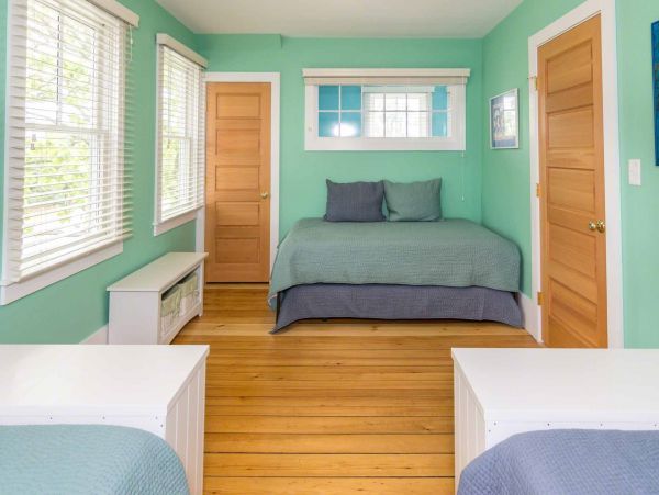 Cape Cod Home 994563