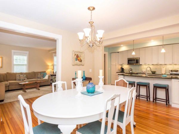 Cape Cod Home 994564