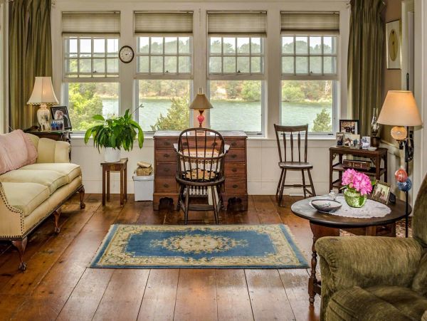 Cape Cod Home 994565