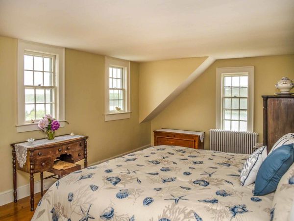 Cape Cod Home 994565