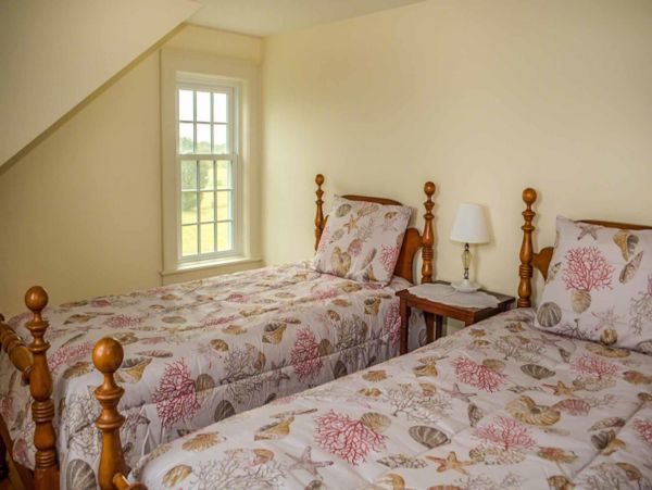 Cape Cod Home 994565