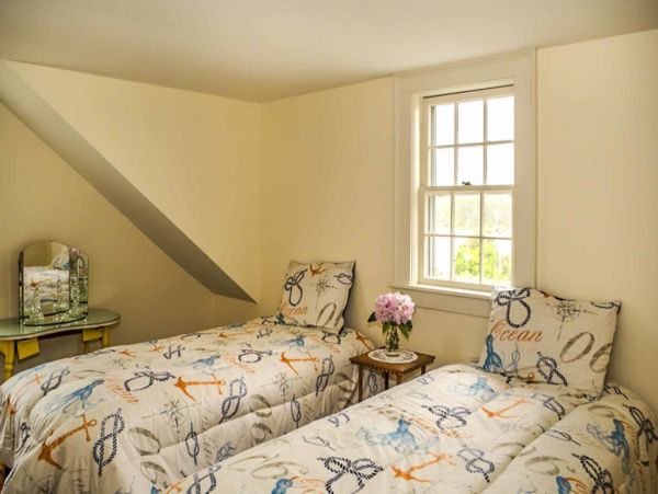 Cape Cod Home 994565
