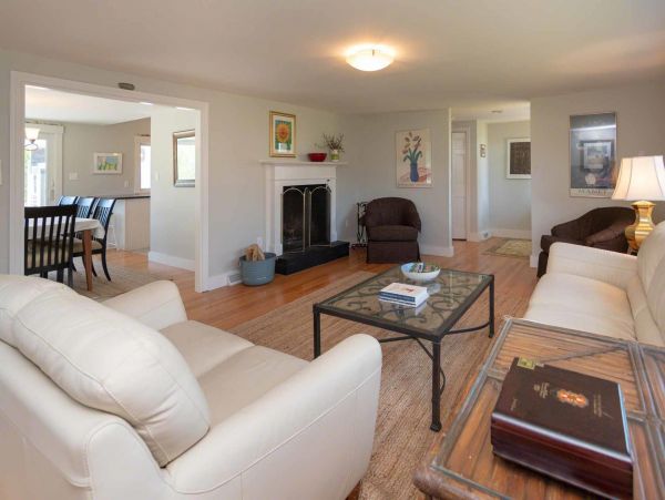 Cape Cod Home 994566