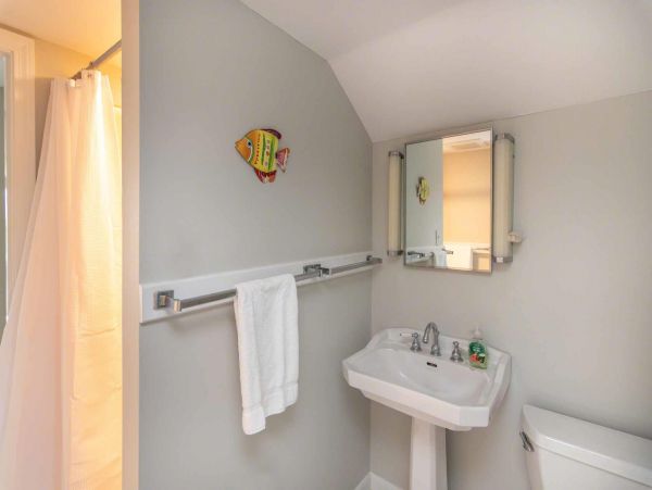 Cape Cod Home 994566