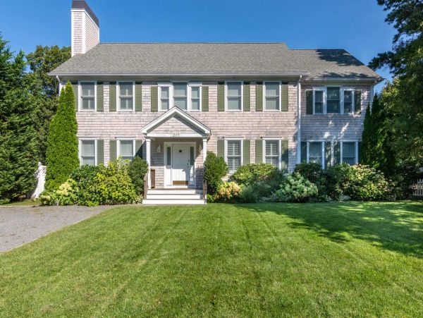 Cape Cod Home 994570