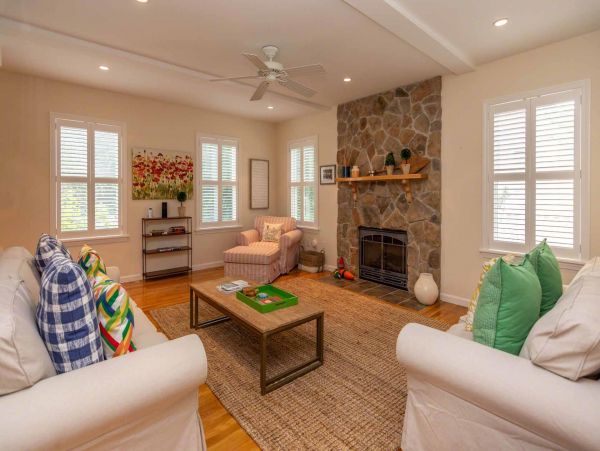 Cape Cod Home 994570