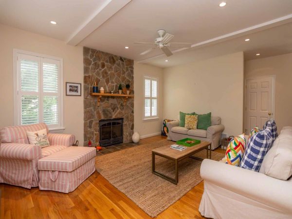 Cape Cod Home 994570