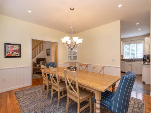 Cape Cod Home 994570