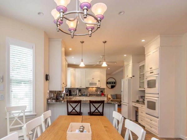 Cape Cod Home 994570