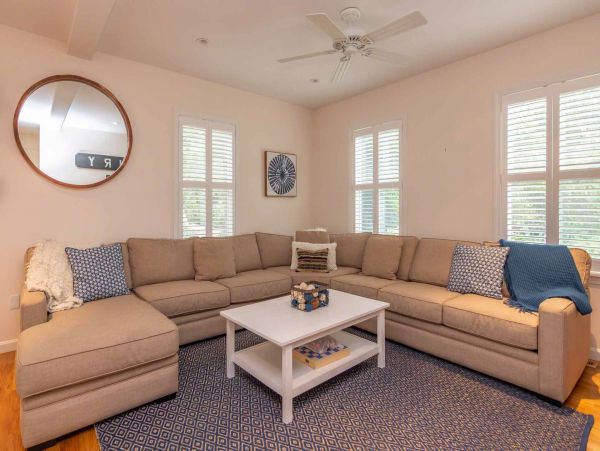 Cape Cod Home 994570