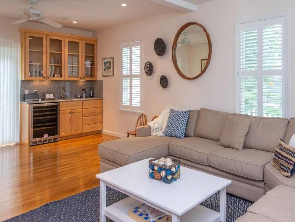 Cape Cod Home 994570