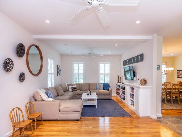 Cape Cod Home 994570