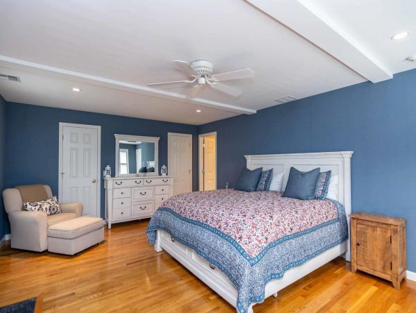Cape Cod Home 994570