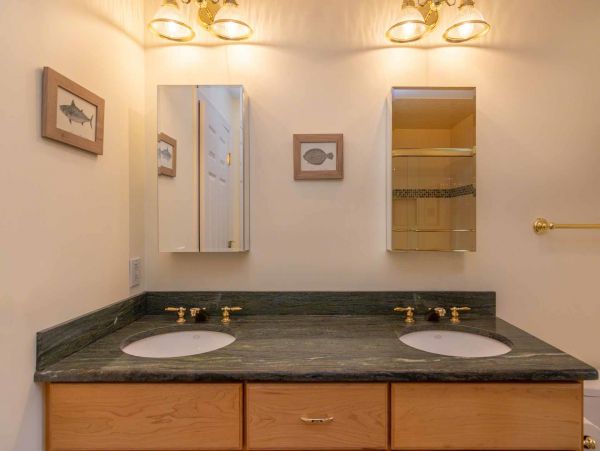 Cape Cod Home 994570
