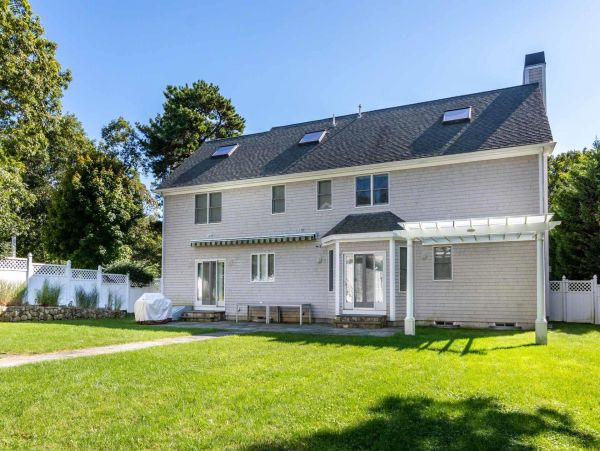 Cape Cod Home 994570