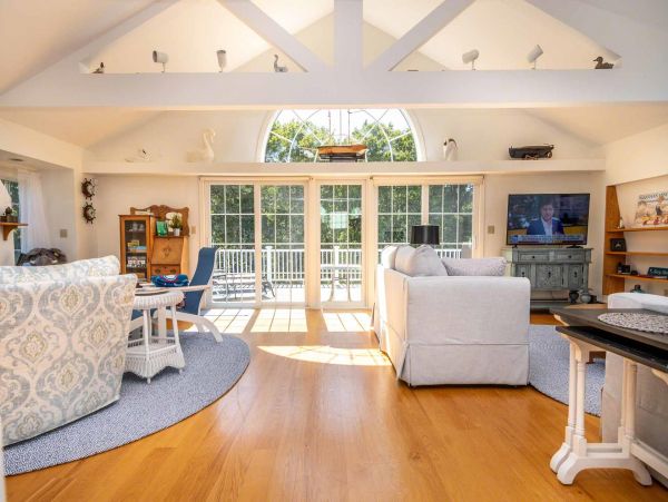 Cape Cod Home 994571