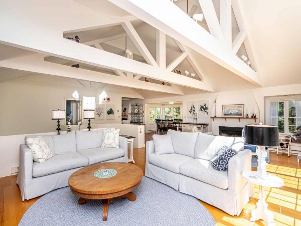 Cape Cod Home 994571