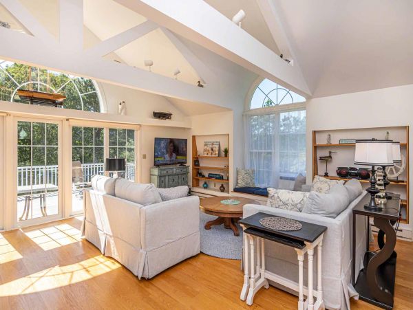 Cape Cod Home 994571