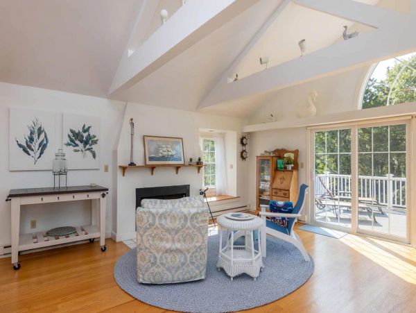 Cape Cod Home 994571