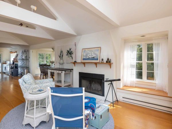 Cape Cod Home 994571