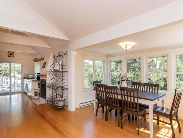 Cape Cod Home 994571