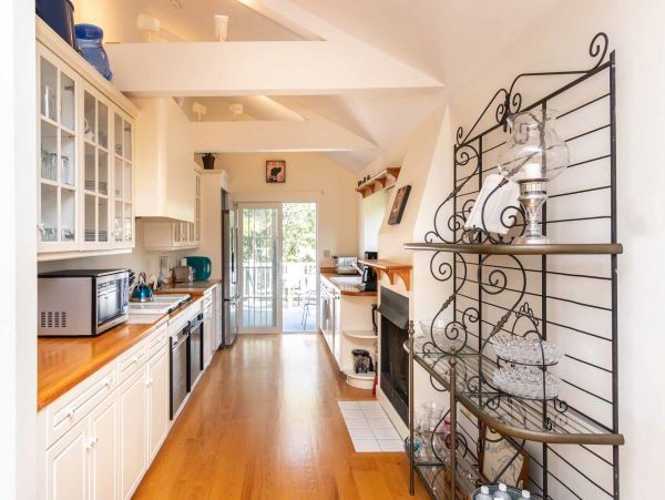 Cape Cod Home 994571