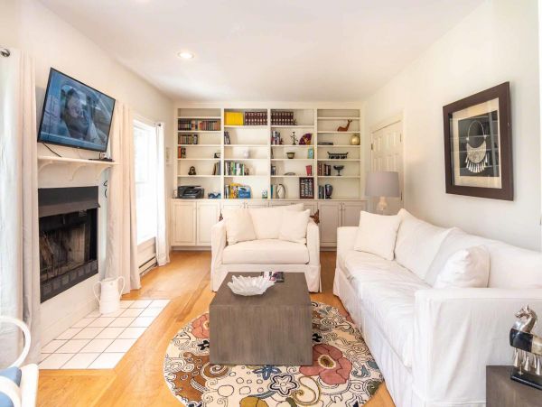 Cape Cod Home 994571