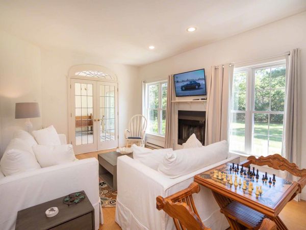 Cape Cod Home 994571