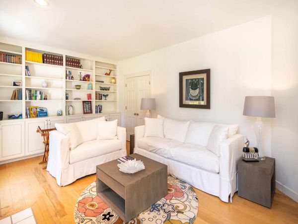 Cape Cod Home 994571