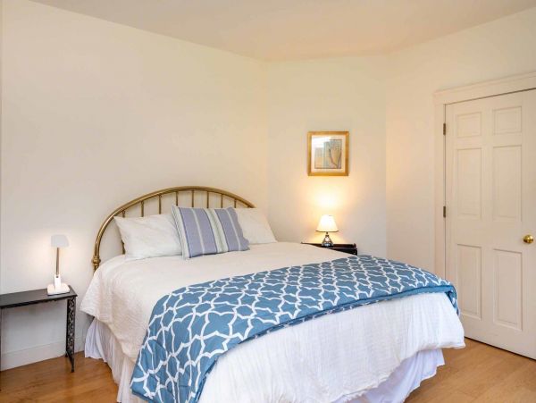Cape Cod Home 994571