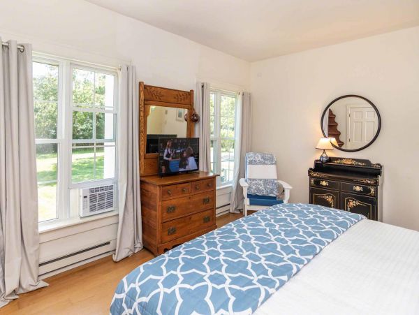 Cape Cod Home 994571