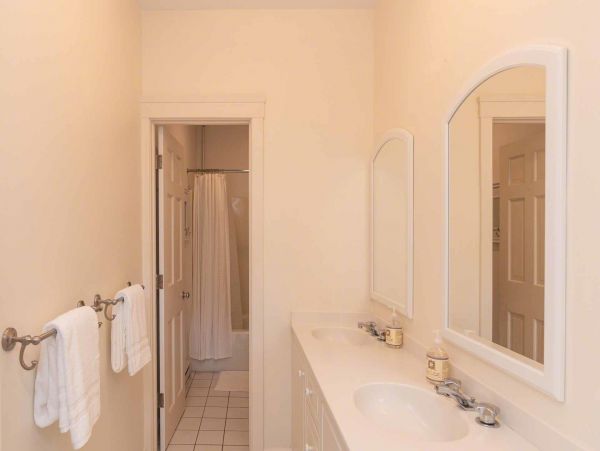 Cape Cod Home 994571