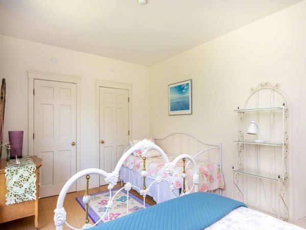 Cape Cod Home 994571