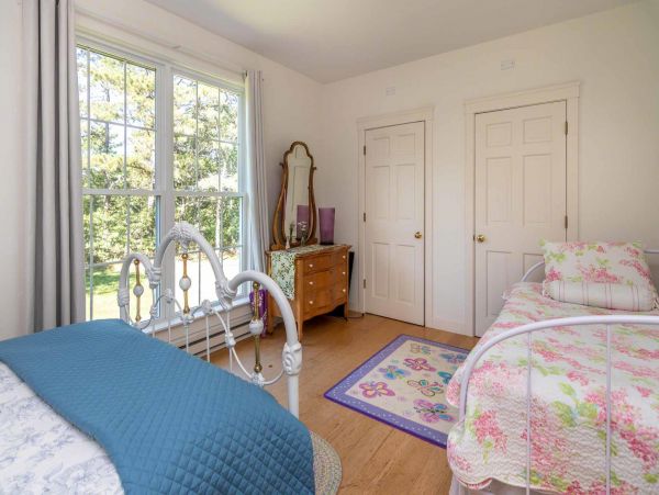 Cape Cod Home 994571