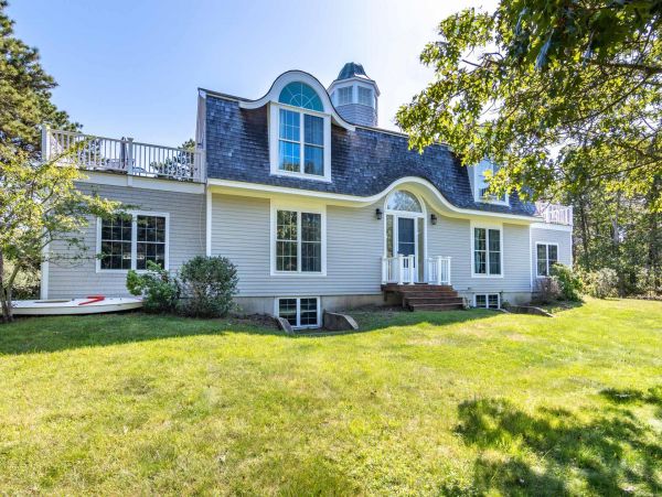 Cape Cod Home 994571