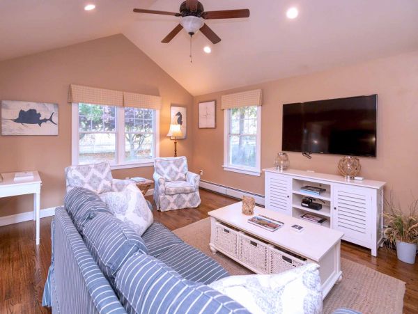 Cape Cod Home 994573
