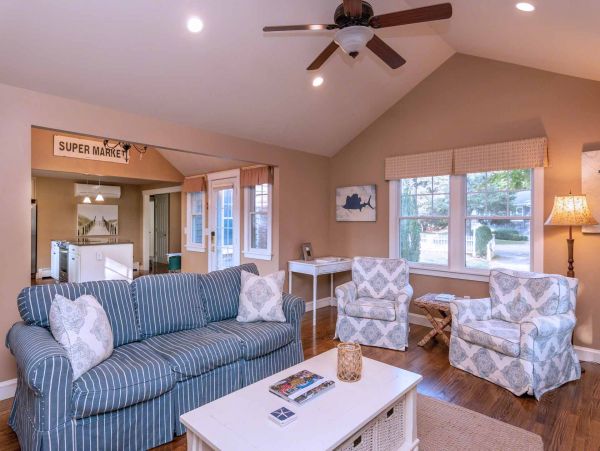 Cape Cod Home 994573