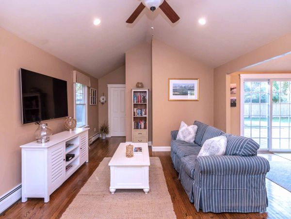 Cape Cod Home 994573