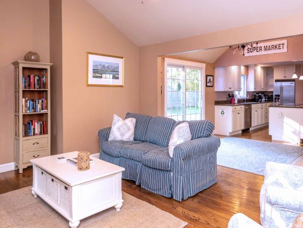 Cape Cod Home 994573