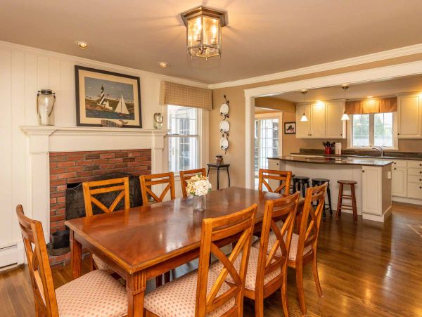 Cape Cod Home 994573