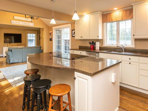 Cape Cod Home 994573