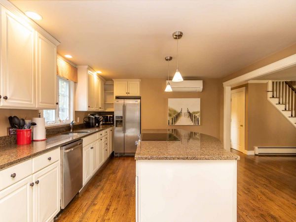 Cape Cod Home 994573