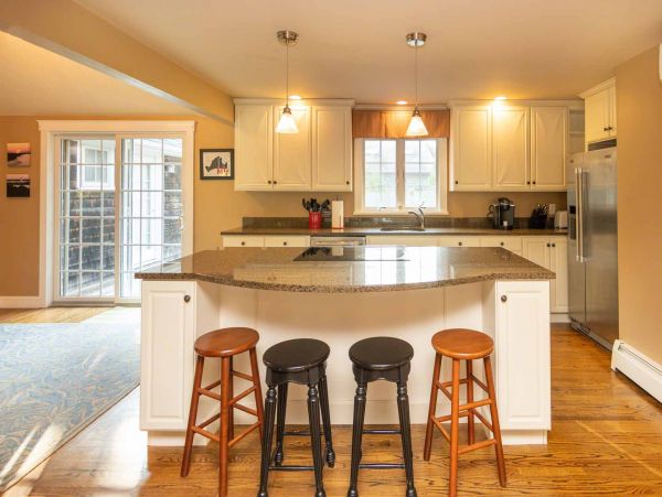 Cape Cod Home 994573