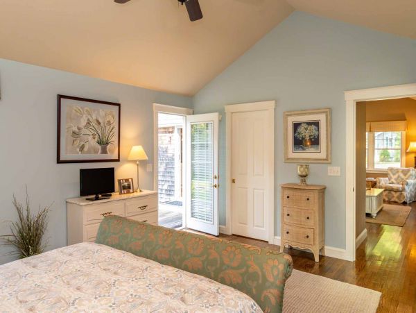 Cape Cod Home 994573