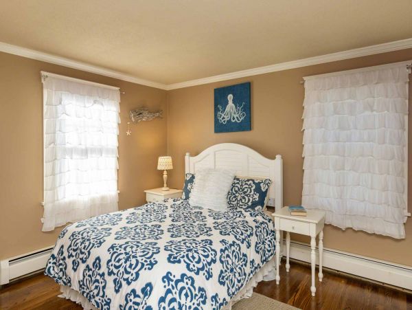 Cape Cod Home 994573