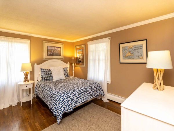 Cape Cod Home 994573