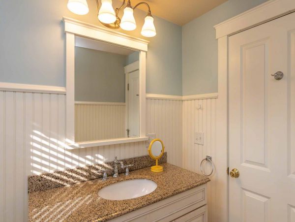 Cape Cod Home 994573