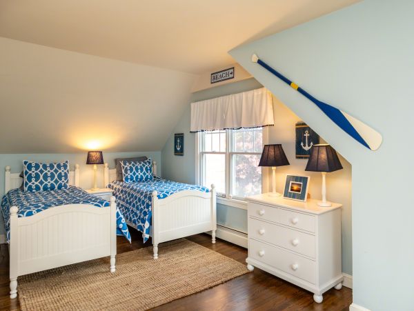 Cape Cod Home 994573