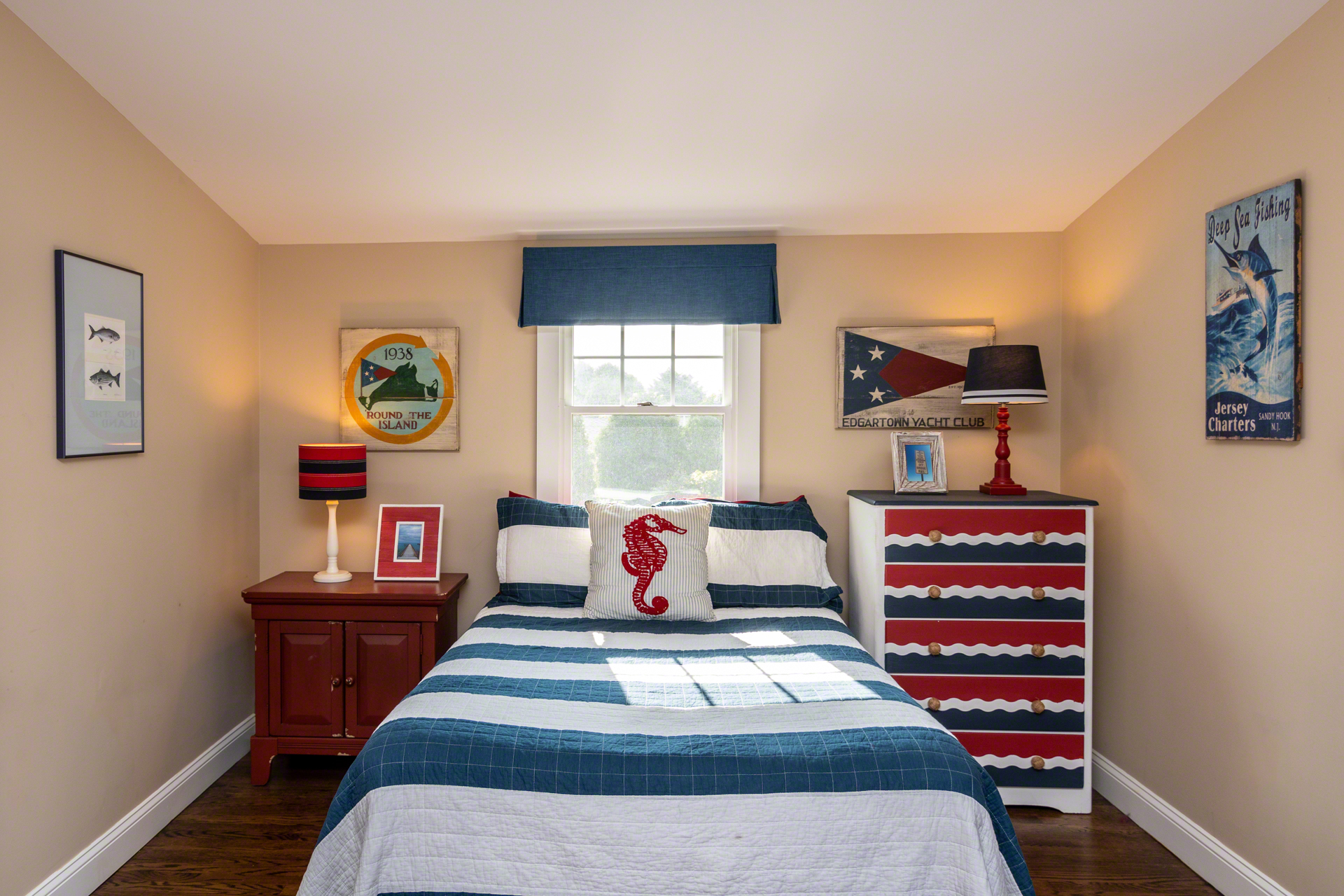 Cape Cod Home 994573